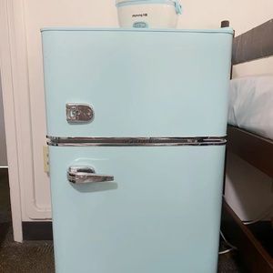 NEW Insignia™ - Retro 3.1 cu. ft. Mini Fridge with Top Freezer - Cool mint green